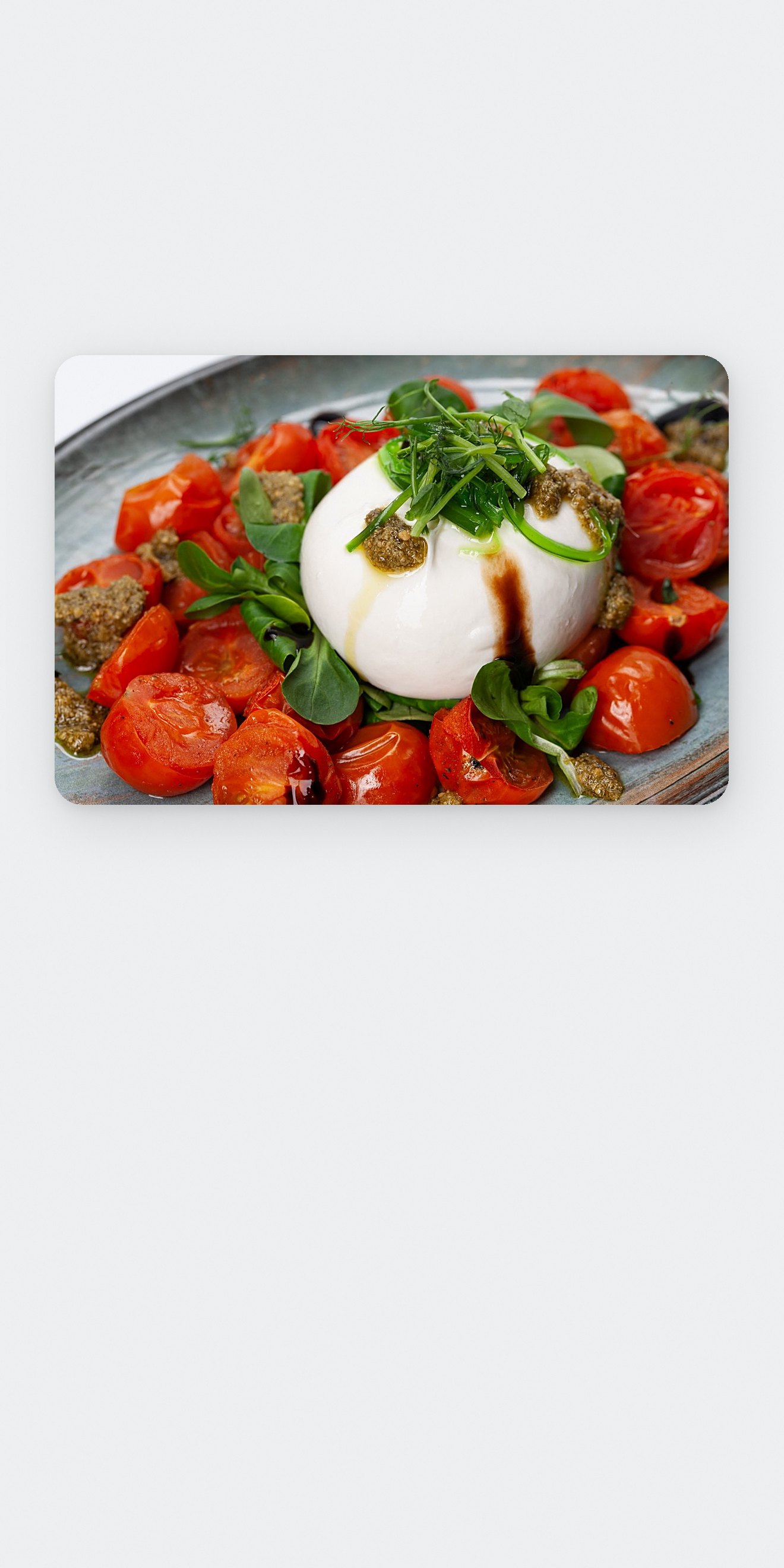 Burata su keptais pomidorais ir pesto padažu